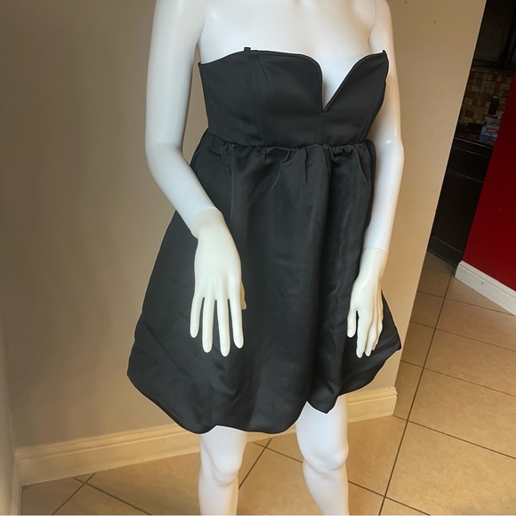 New Women’s black mini dress
Size Medium
New with tags
Straps can be attached - Picture 2 of 10